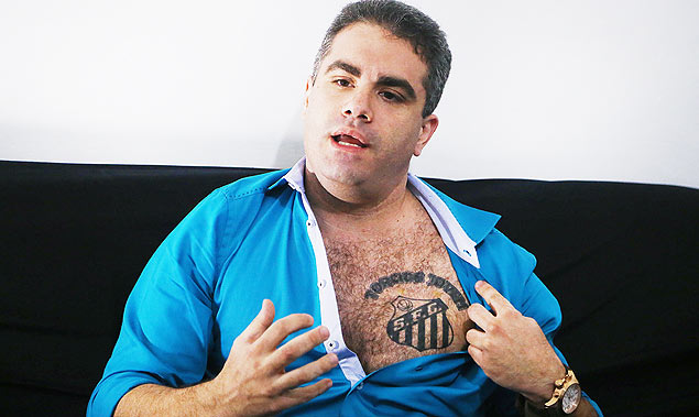 Orlando Rollo mostra o escudo do Santos tatuado no peito