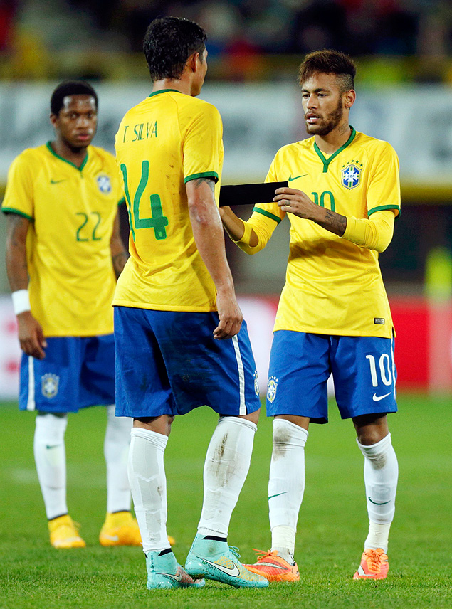 Neymar entrega braadeira de capito a Thiago Silva em amistoso contra a ustria