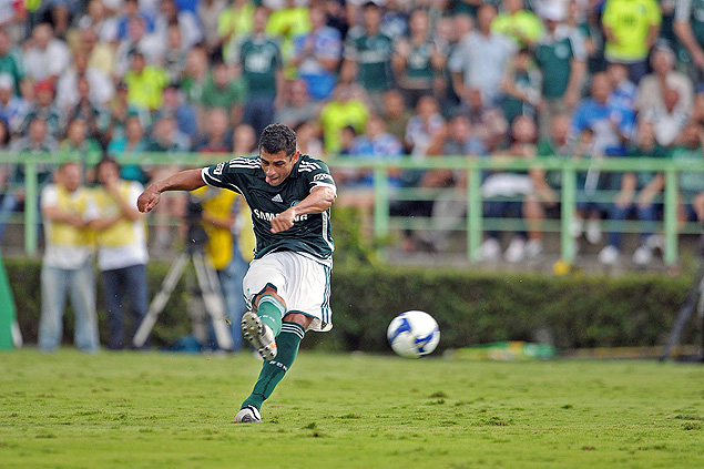 O meia Diego Souza durante uma partida do Palmeiras, em 2009
