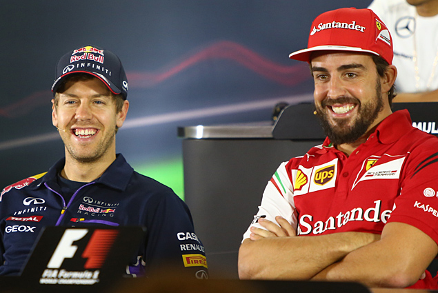 Vettel (esq.) e Alonso durante entrevista em Abu Dhabi