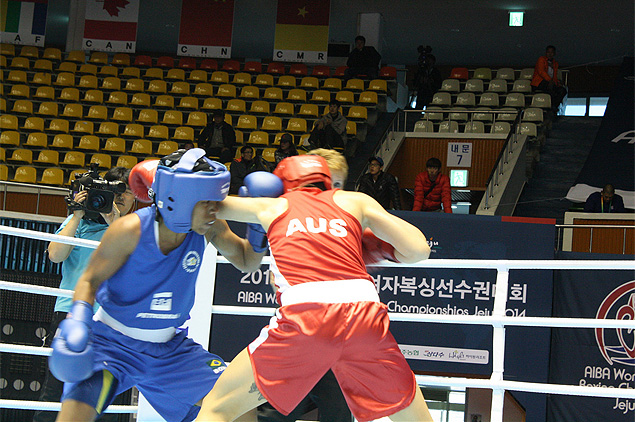 Cllia Costa (esq.) durante luta pelo Mundial de boxe de Jeju, na Coreia do Sul