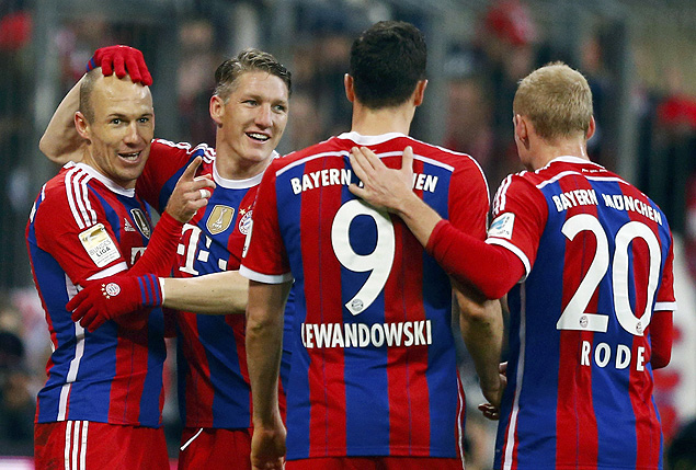 Schweinsteiger e Arjen Robben (esq.) comemoram gol do Bayern de Munique na vitria sobre o Hoffenheim