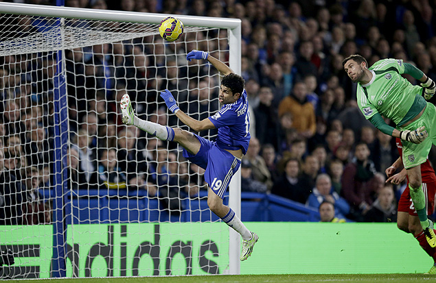 Diego Costa tenta alcanar a bola durante jogo entre Chelsea e West Bromwich