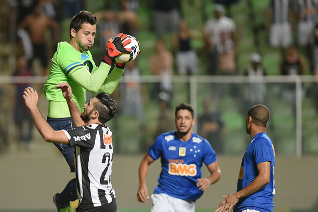 Fbio sai do gol para defender bola durante jogo contra o Cruzeiro