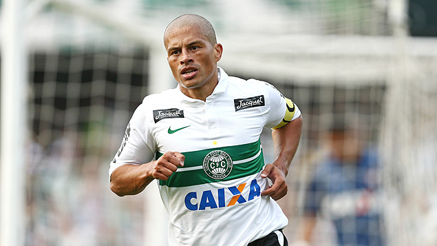 Alex comemora gol marcado com a camisa do Coritiba