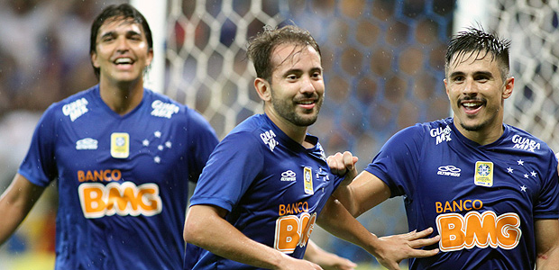 O atacante Willian ( dir.) comemora gol durante partida entre Cruzeiro e Gois