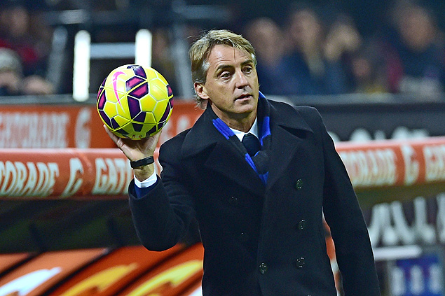 O tcnico Roberto Mancini segura bola durante clssico em Milo
