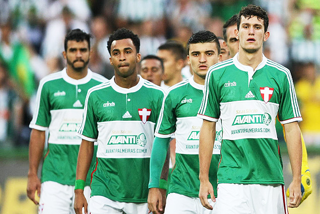 Jogadores do Palmeiras durante jogo contra o Coritiba
