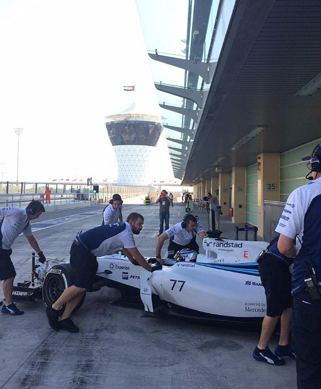 Bottas durante treino em Abu Dhabi para a temporada 2015