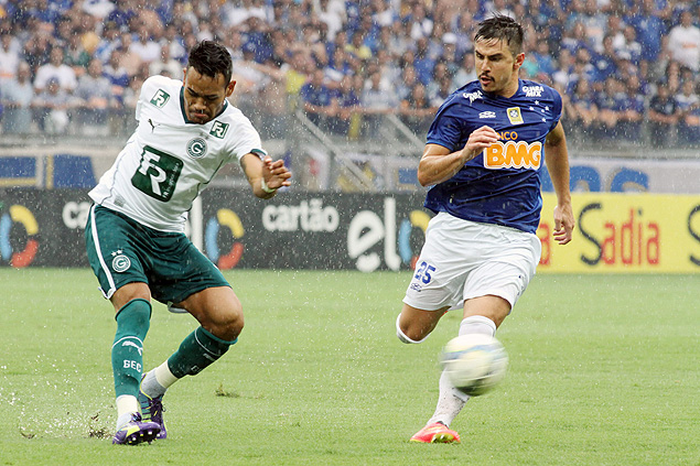 Cruzeiro e Gois jogaram no Mineiro com chuva, no ltimo domingo (23)