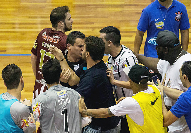 Jogadores do Corinthians partem para cima da arbitragem 