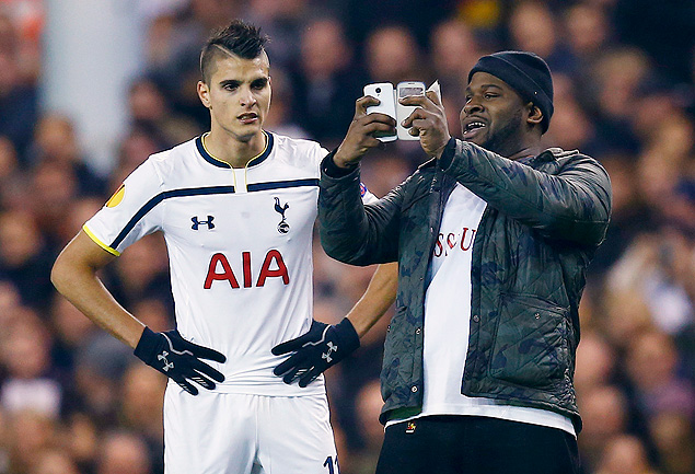 Torcedor do Tottenham que invadiu o gramado tenta tirar uma 'selfie' com o argentino Lamela