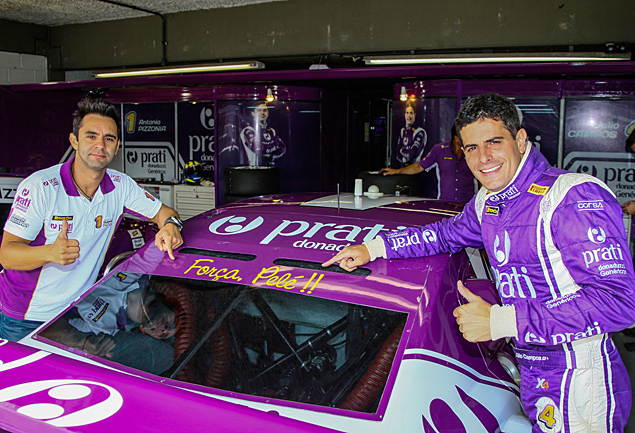 Antonio Pizzonia e Jlio Campos mostram a mensagem adesiva nos carros da equipe da Stock Car