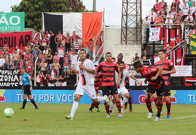 Jogadores disputam a bola durante a partida que deu o ttulo para o Joinville e salvou o Oeste