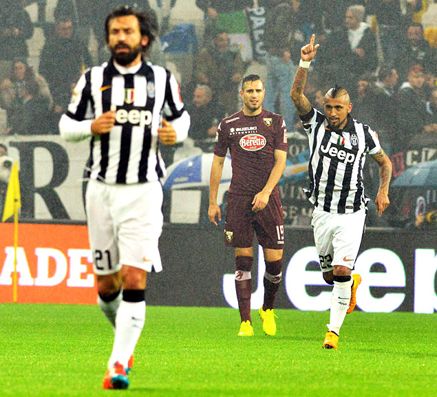 A lder Juventus, de Pirlo ( frente) e Vidal, enfrenta o Cagliari pelo Campeonato Italiano 