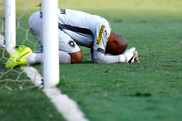 O goleiro Jefferson, do Botafogo, lamenta a derrota que rebaixou o clube carioca  Srie B 