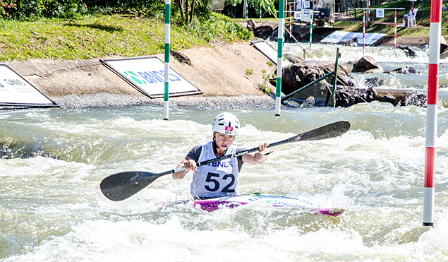 A canoísta Ana Sátila compete no Canal de Itaipu