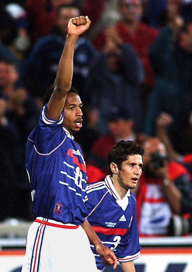 Henry comemora gol pela Frana na Copa de 1998