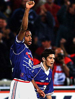 O francês Thierry Henry (esq.) comemora um gol