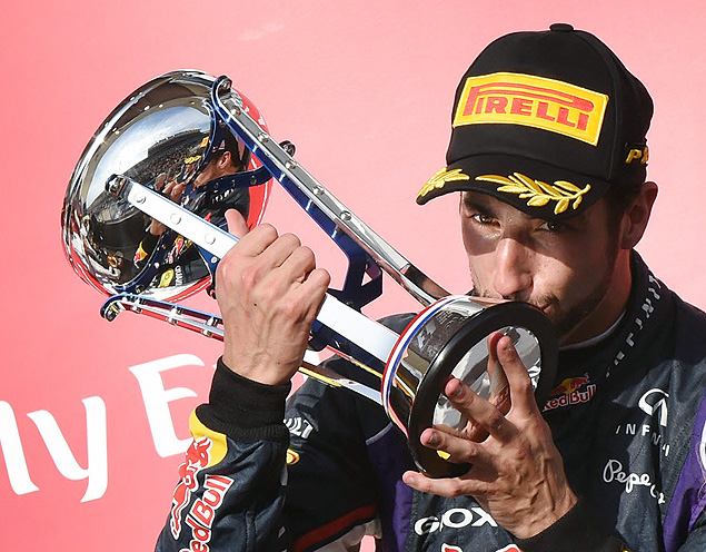 Daniel Ricciardo, da Red Bull, beija o trofu aps o GP dos EUA