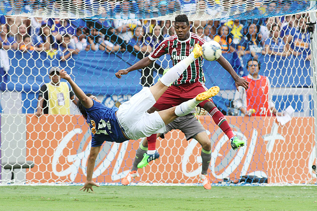 Marcelo Moreno, do campeo Cruzeiro, faz gol contra o Fluminense neste domingo