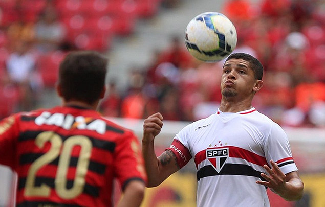 Denlson tenta dominar a bola durante jogo do So Paulo contra o Sport