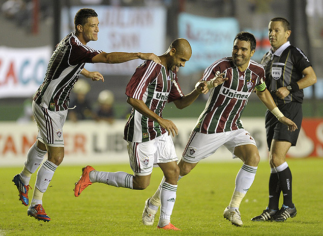 Carlinhos (centro) durante jogo pelo Fluminense na Libertadores-2012