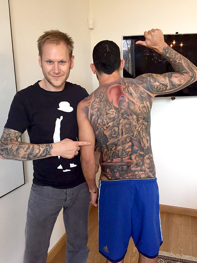 Atacante argentino ( dir.) exibe desenho ao lado de tatuador