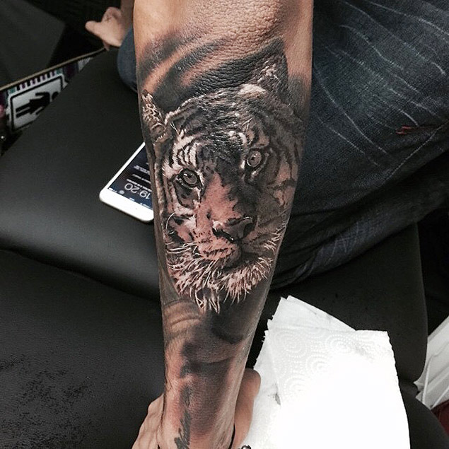 Neymar tatuou o rosto de um tigre no brao esquerdo