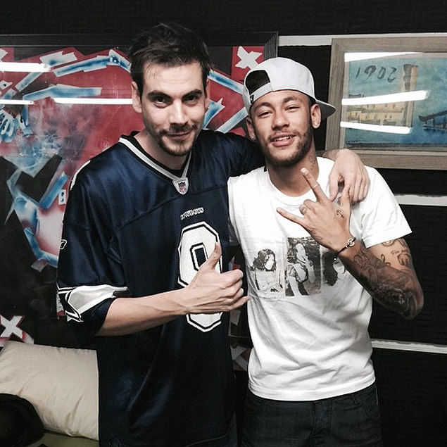 Miguel Bohigues posta foto com Neymar aps tatuar o rosto de um tigre no brao do jogador