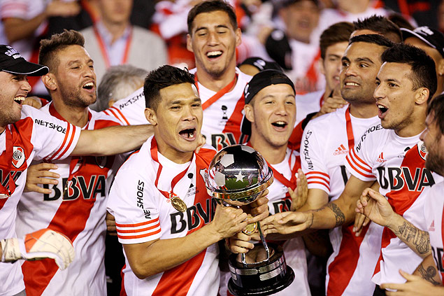 Jogadores do River Plate levantam o trofu de campeo da Copa Sul-Americana