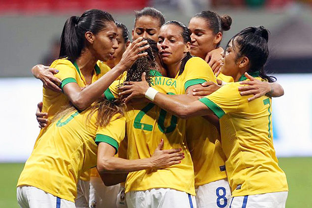 Jogadoras da seleo brasileira comemoram gol contra a Argentina