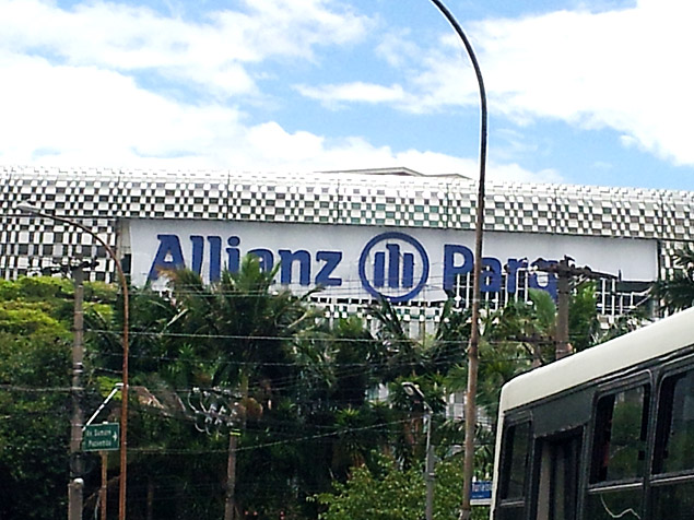 Fachada do estdio do Palmeiras com nome da arena est sendo trocada
