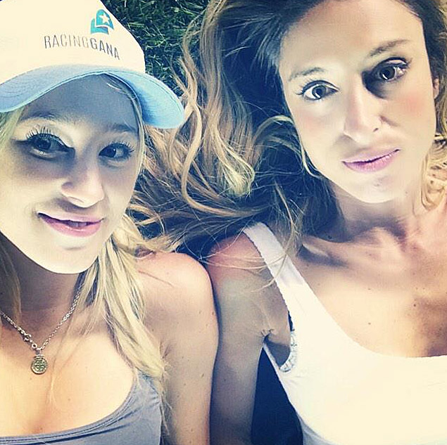 Brbara e Mercedes, filhas do presidente do Racing, tiram selfie aps ttulo do campeonato argentino