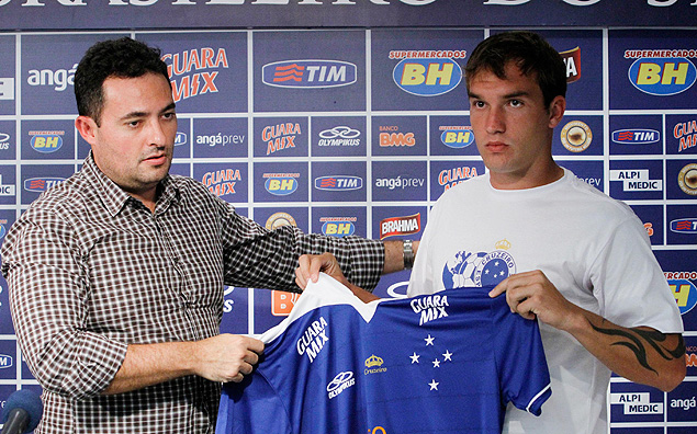 Alexandre Mattos (esq.) apresenta o volante Willian Farias no Cruzeiro