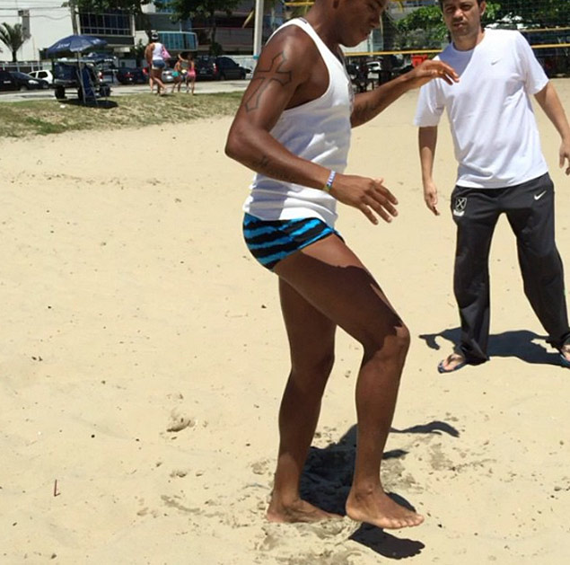 Robinho postou no Instagram video em que aparece treinando em praia no Rio