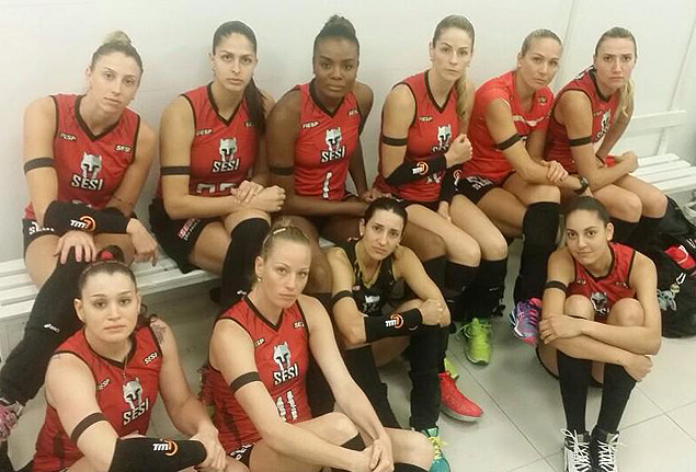 A central Fabiana, capit da seleo brasileira e do Sesi, postou foto das jogadoras com a faixa de luto aps irregularidades na CBV