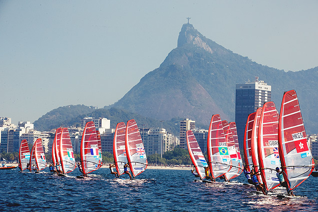 Competidores no evento teste para a Olimpada de 2016, na Baa de Guanabara, no Rio