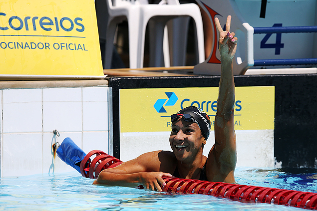 Joanna Maranhão comemora após conseguir o índice para o Mundial em piscina longa de Kazan