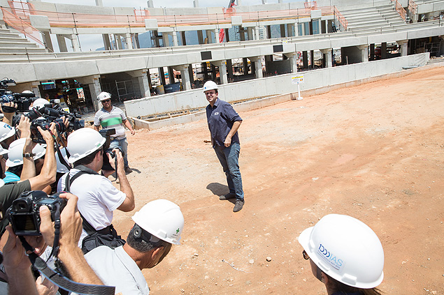 O prefeito do Rio de Janeiro, Eduardo Paes, faz visita s obras do Parque Olimpico