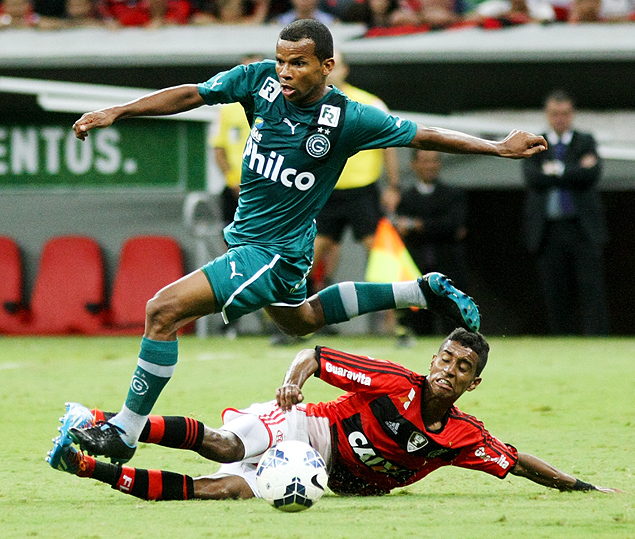 Thiago Mendes durante jogo entre Gois e Flamengo em Braslia