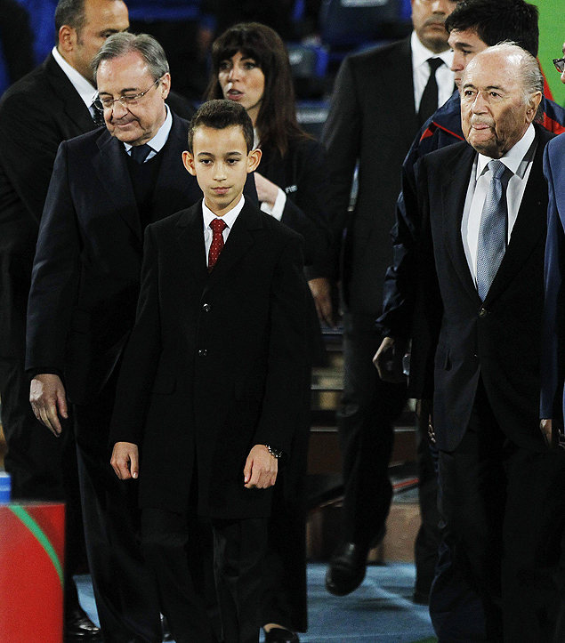 Prncipe Moulay Hassan com os presidentes do Real Madrid, Florentino Prez, o da Fifa, Joseph Blatter 