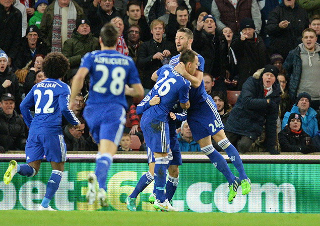 Jogadores do Chelsea comemoram o primeiro gol da partida, marcado pelo zagueiro John Terry