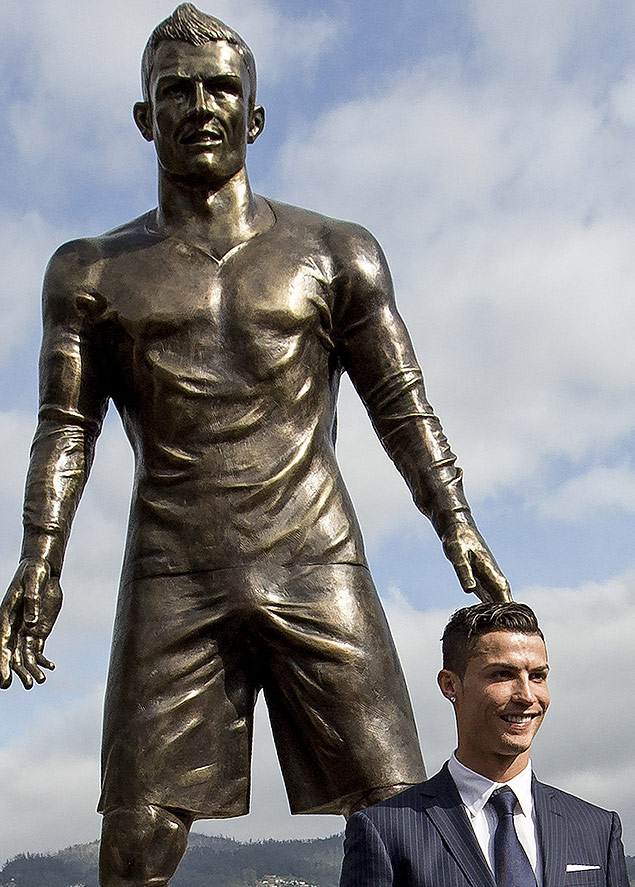 Cristiano Ronaldo posa ao lado de estátua em sua homenagem na Ilha da Madeira