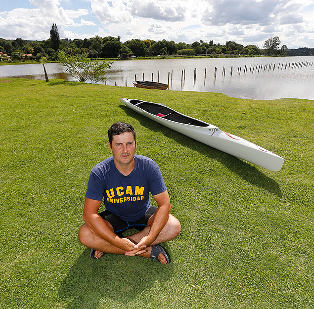 O espanhol David Cal sentado na margem da Lagoa Santa, na regio metropolitana de Belo Horizonte (MG)