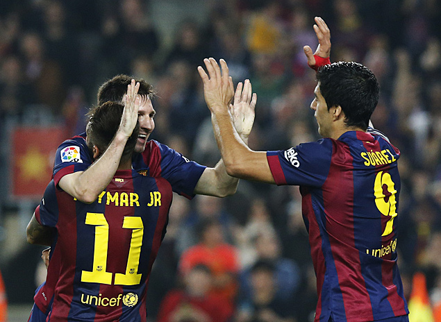 Messi (esq.), Neymar e Surez (dir.) comemoram gol do Barcelona