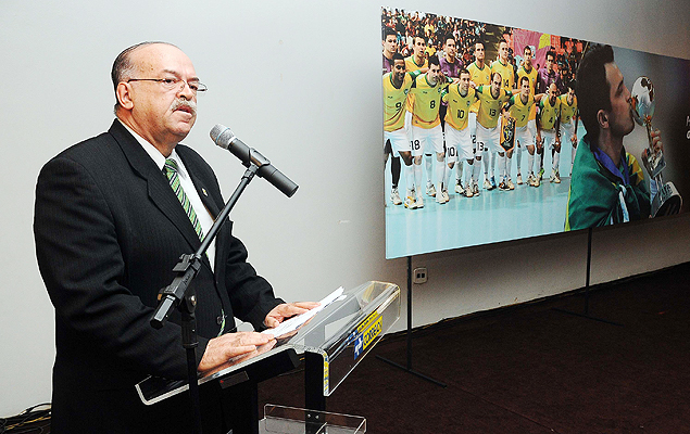 Renan Tavares, ainda como vice-presidente da CBFS, discursa na festa do hepta mundial