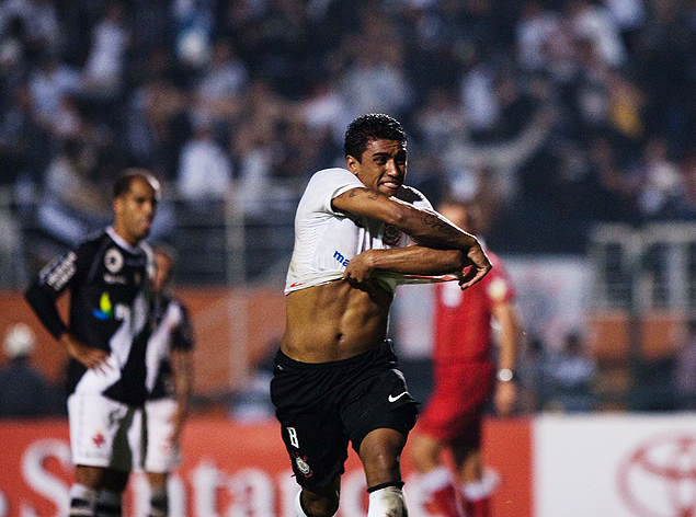 Paulinho comemora gol marcado pelo Corinthians em jogo contra o Vasco pela Libertadores-2012