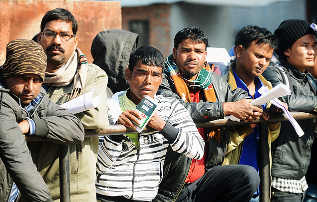 Em Katmandu, operrios aguardam por documentos para deixar o Nepal por trabalho no Qatar; 400 mil nepaleses trabalham nas obras da Copa