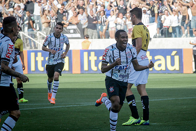 Elias comemora gol contra o Cricima, pela ltima rodada do Brasileiro